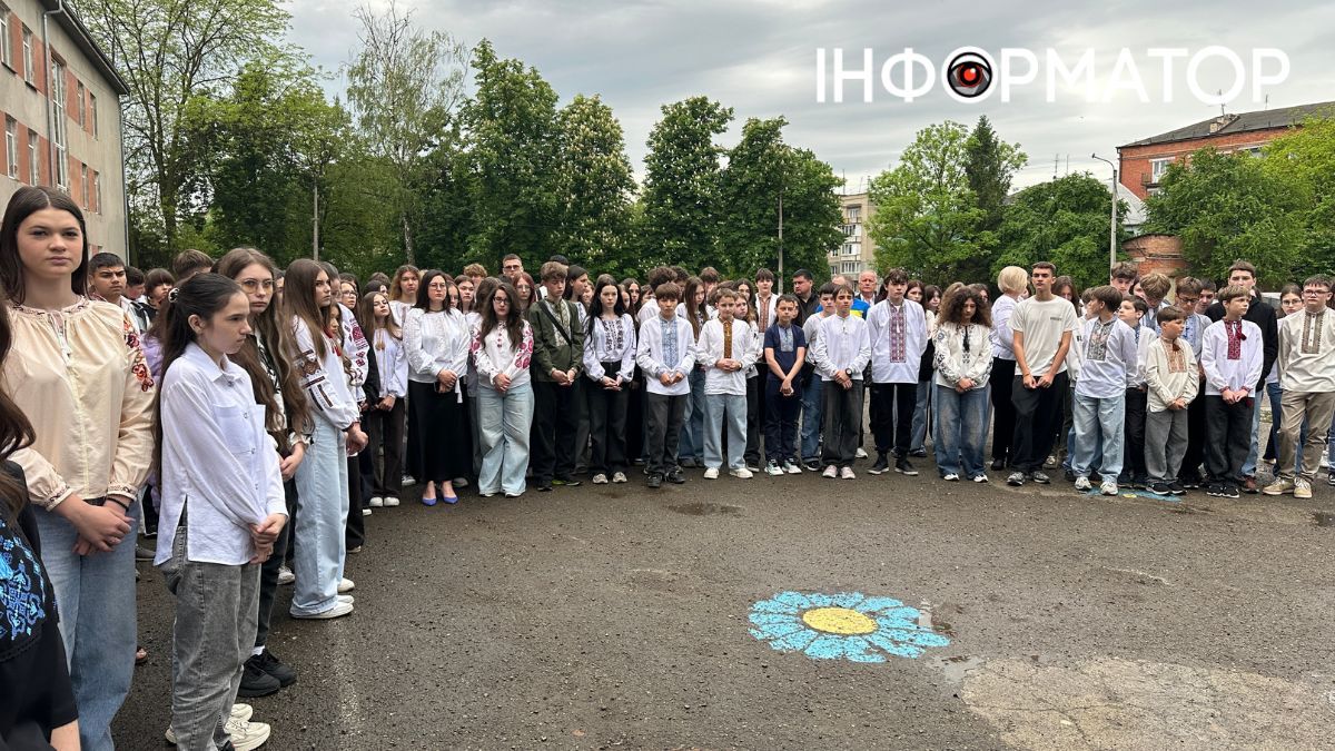 У Коломийському ліцеї №2 відкрили меморіальну дошку Ігорю Тодоріву 11