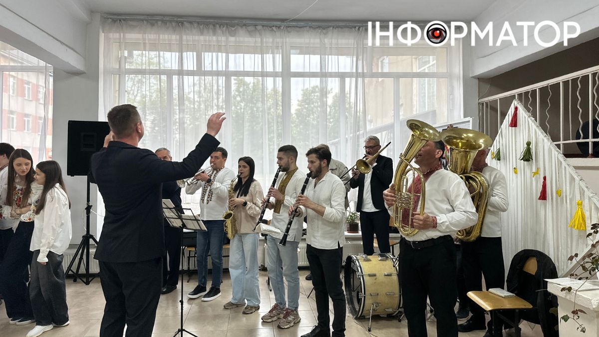 У Коломийському ліцеї №2 відкрили меморіальну дошку Ігорю Тодоріву 8