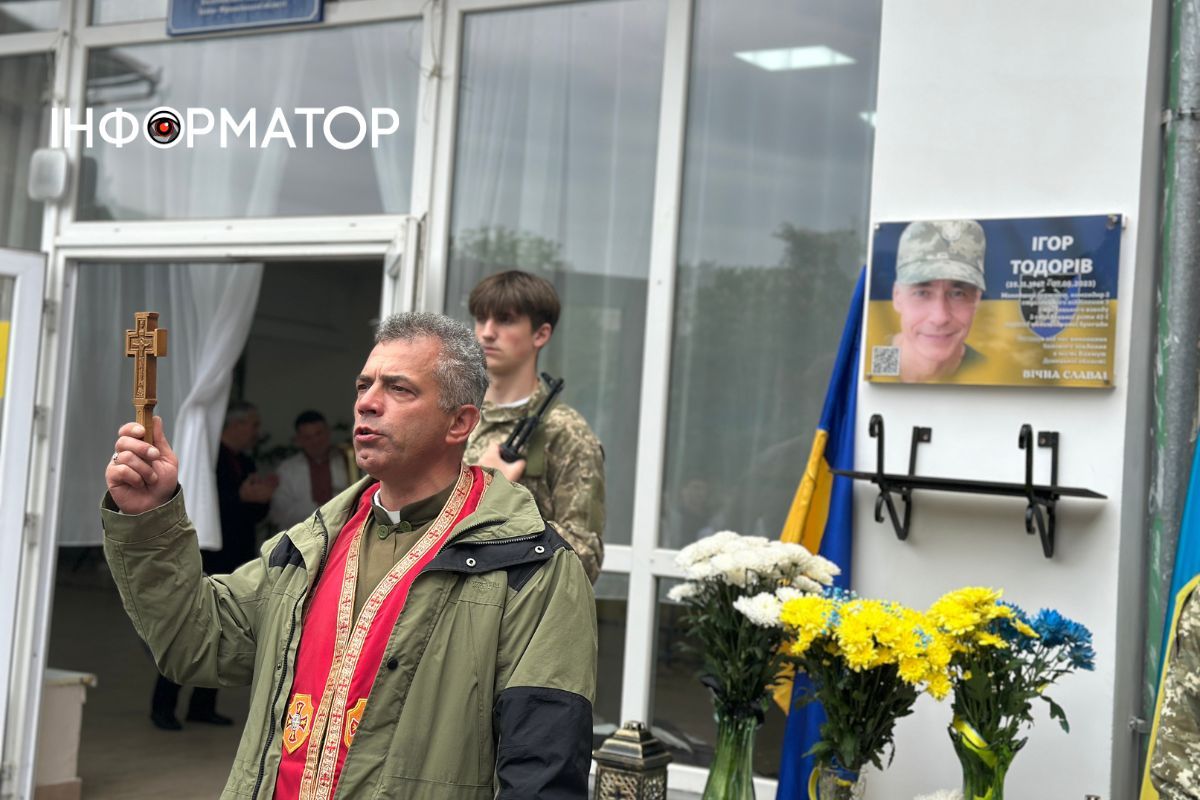 У Коломийському ліцеї №2 відкрили меморіальну дошку Ігорю Тодоріву 4
