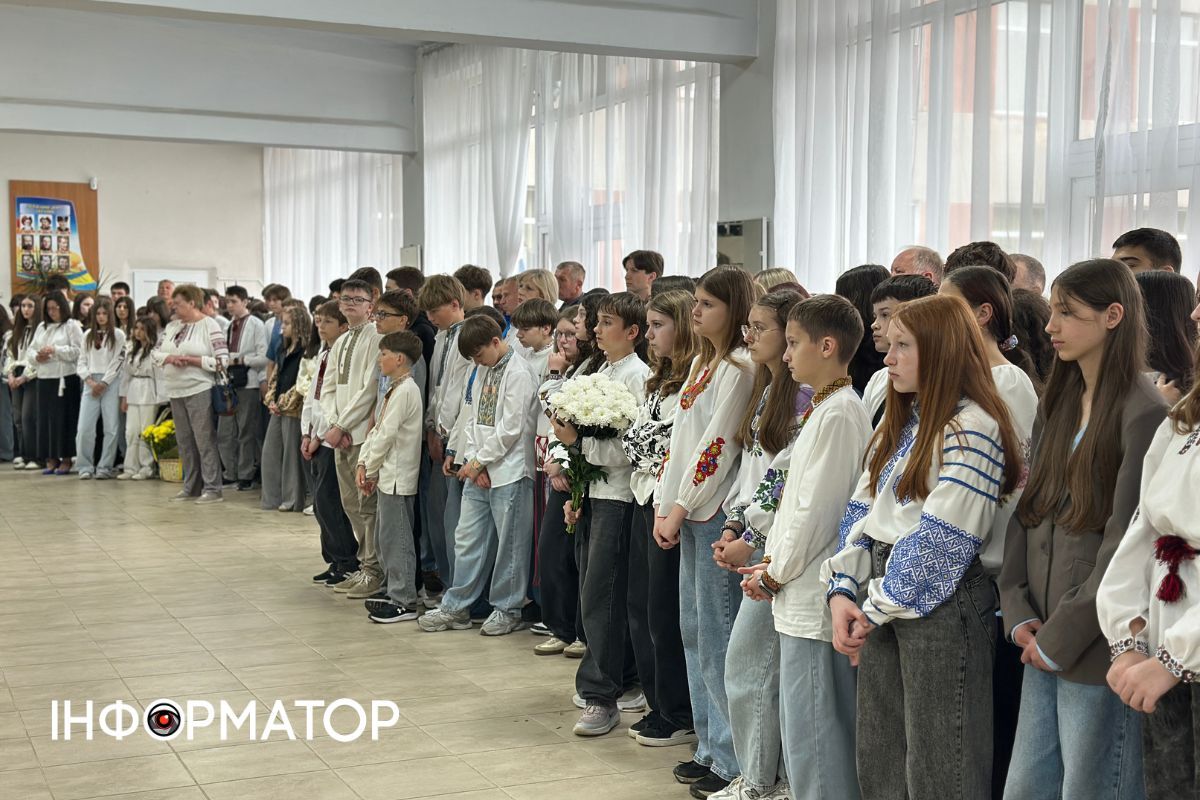 У Коломийському ліцеї №2 відкрили меморіальну дошку Ігорю Тодоріву 3