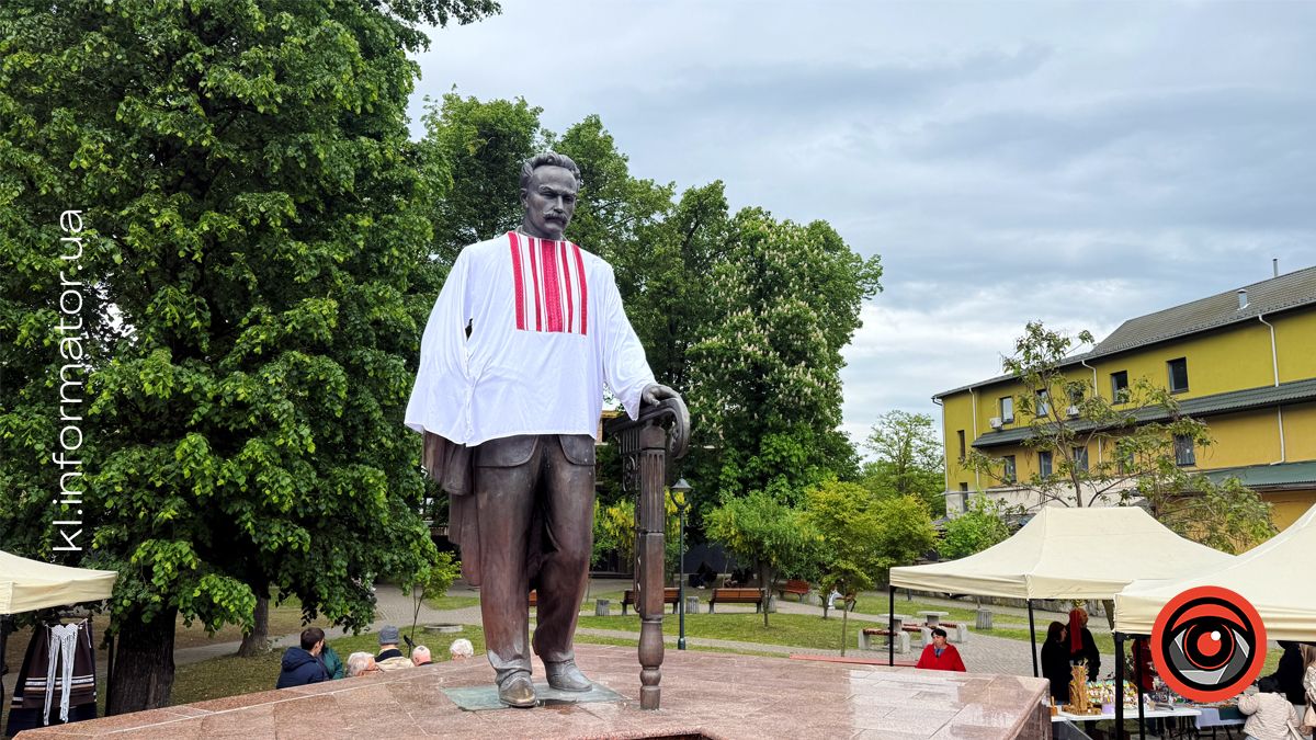 Пам'ятник Івану Франку одягнули в сорочку до Дня вишиванки 2