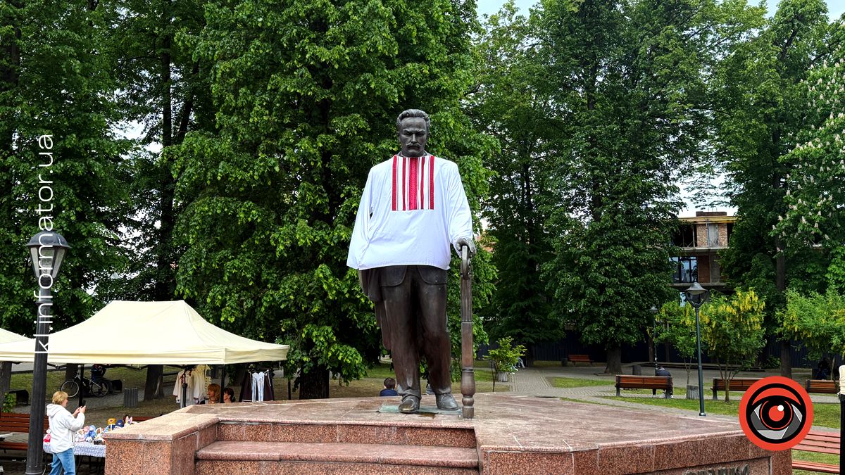 Пам'ятник Івану Франку одягнули в сорочку до Дня вишиванки 1