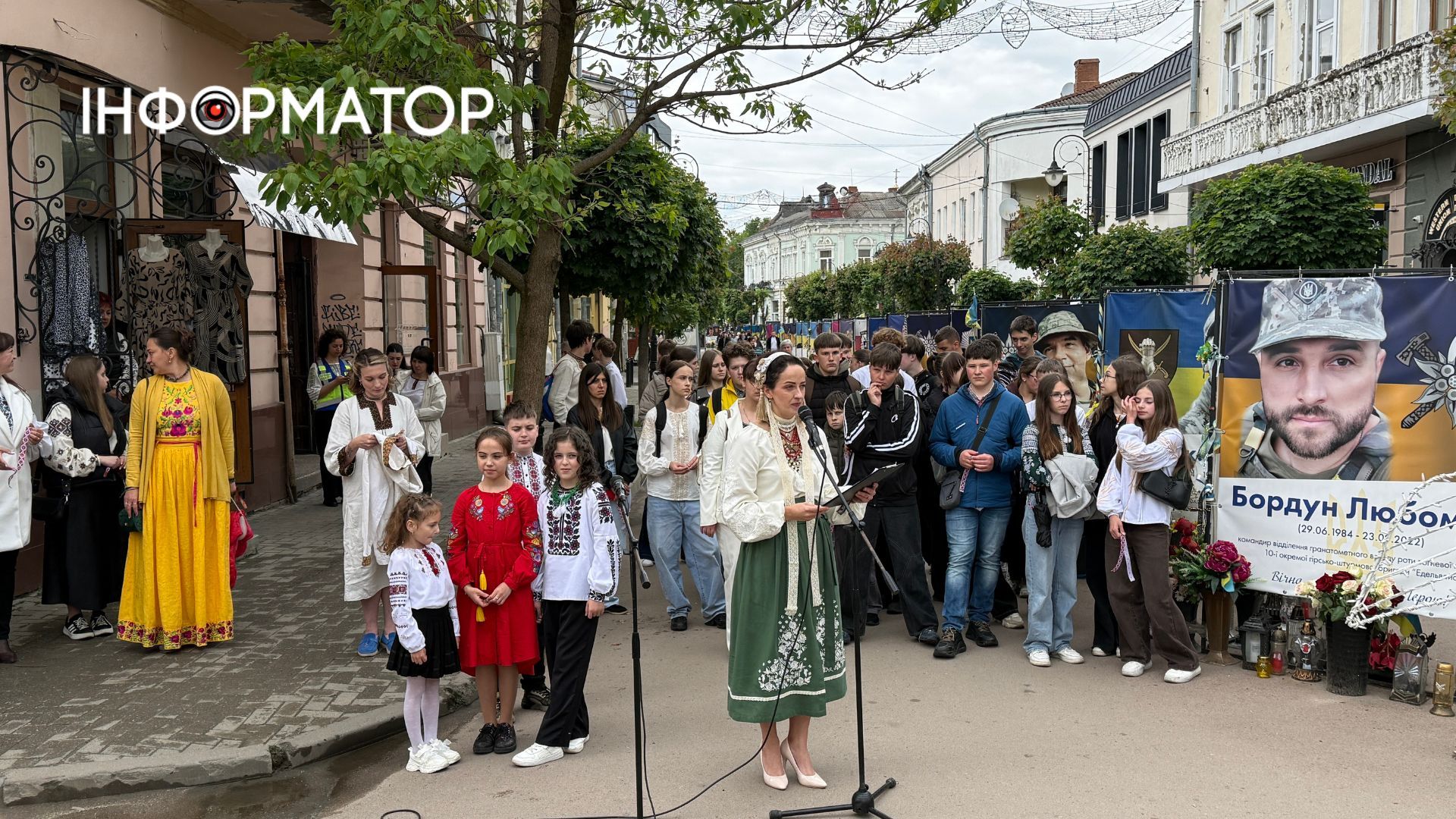 У Коломиї провели флешмоб "Вишита стрічка памʼяті" 1
