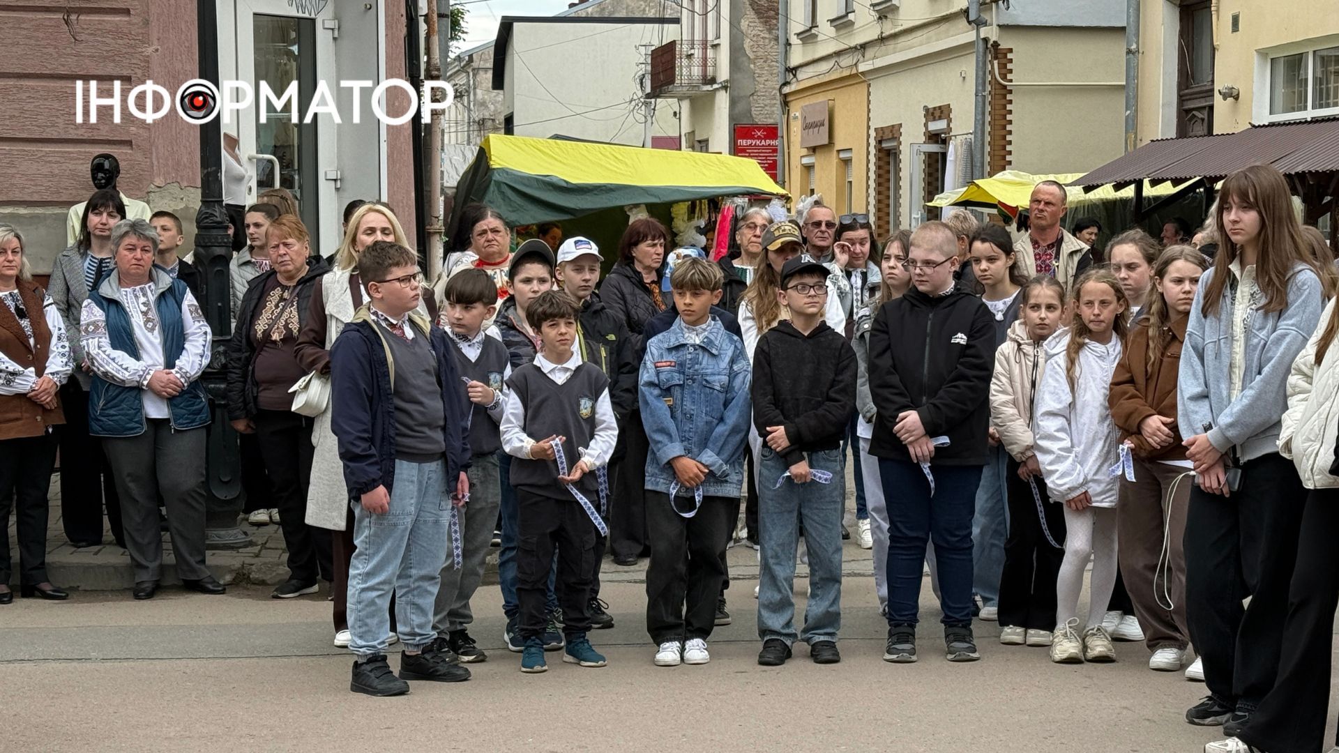 У Коломиї провели флешмоб "Вишита стрічка памʼяті" 3