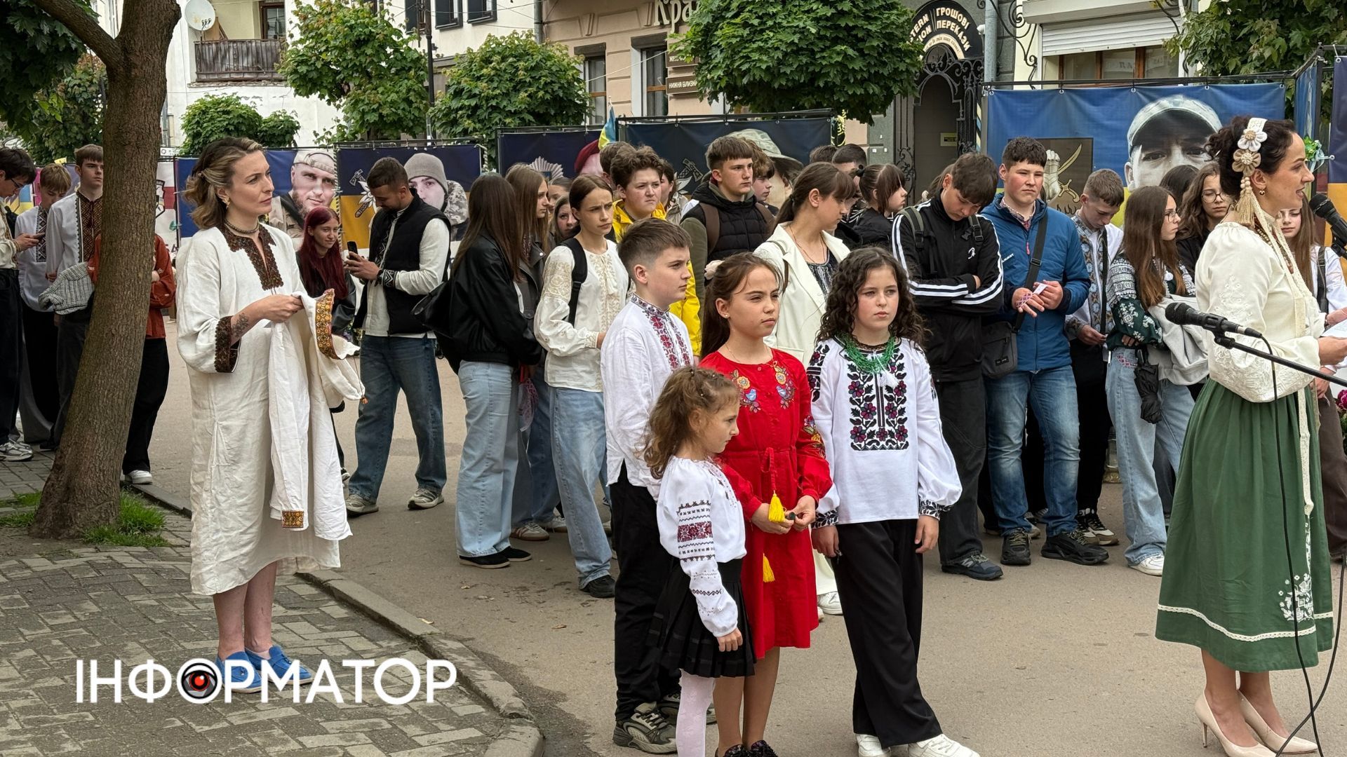 У Коломиї провели флешмоб "Вишита стрічка памʼяті" 4