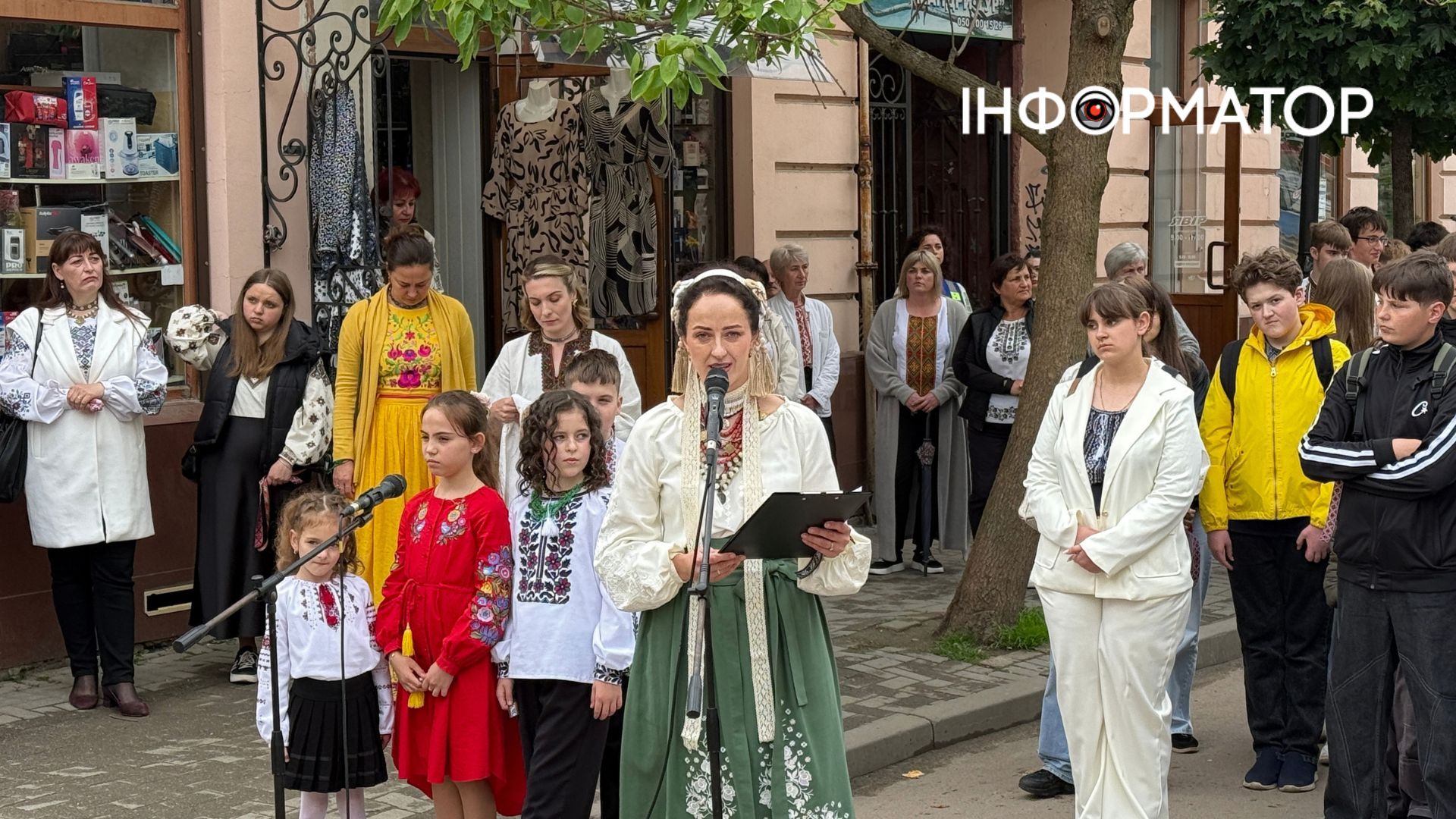 У Коломиї провели флешмоб "Вишита стрічка памʼяті" 5