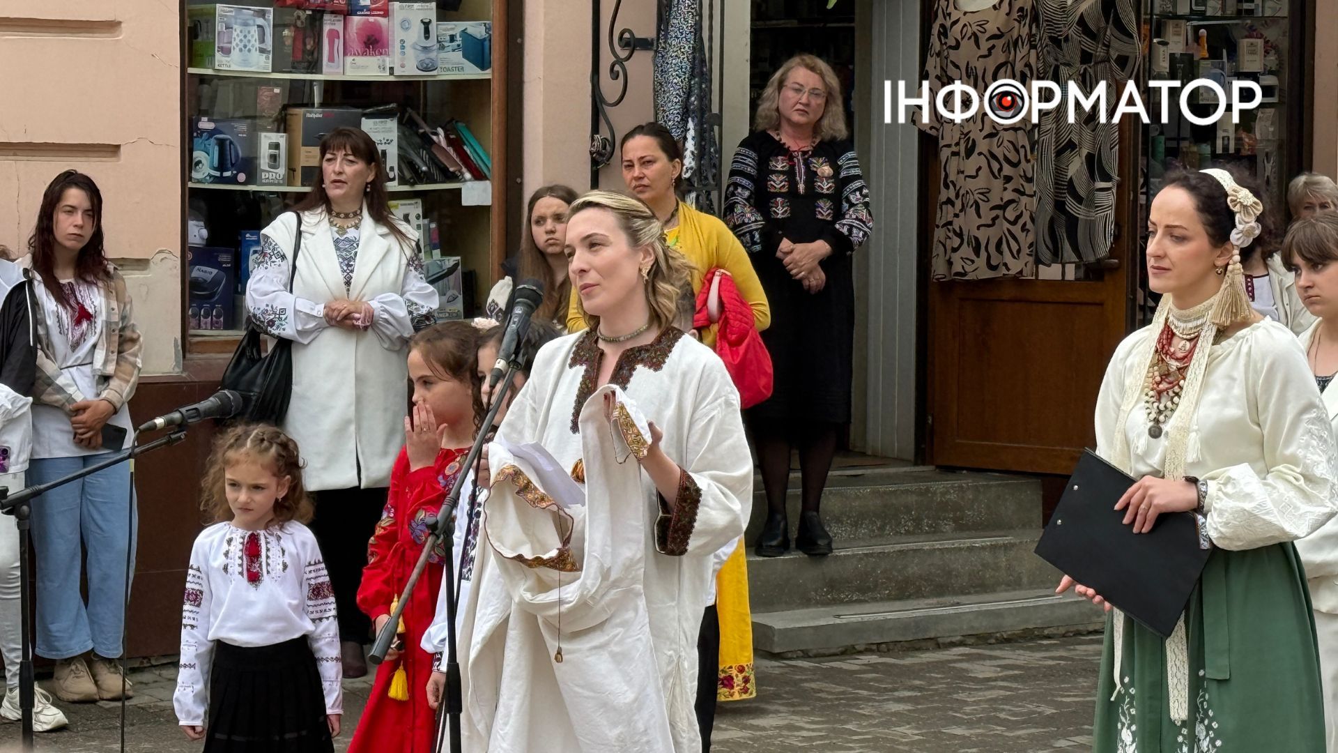 У Коломиї провели флешмоб "Вишита стрічка памʼяті" 7