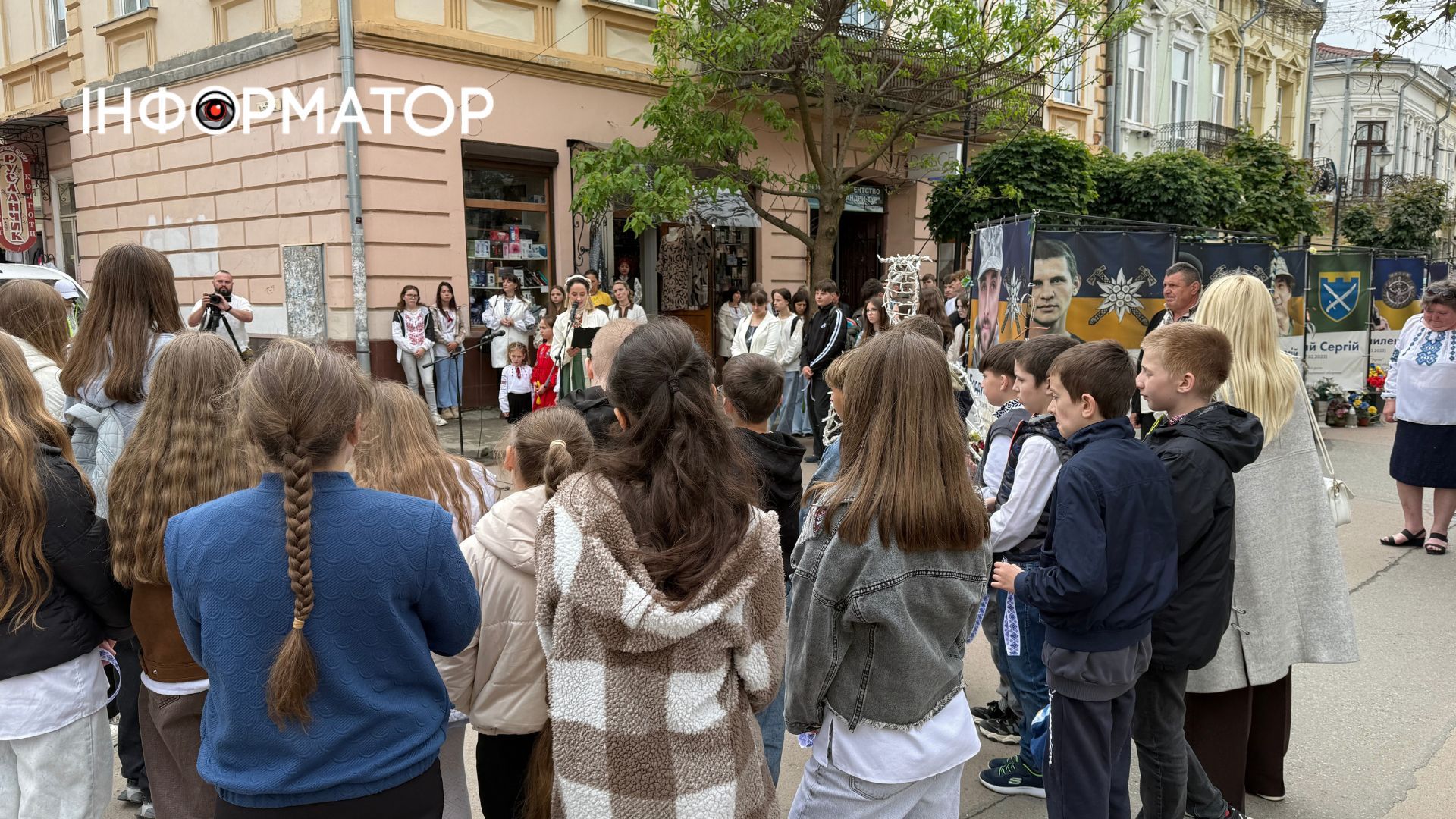 У Коломиї провели флешмоб "Вишита стрічка памʼяті" 8