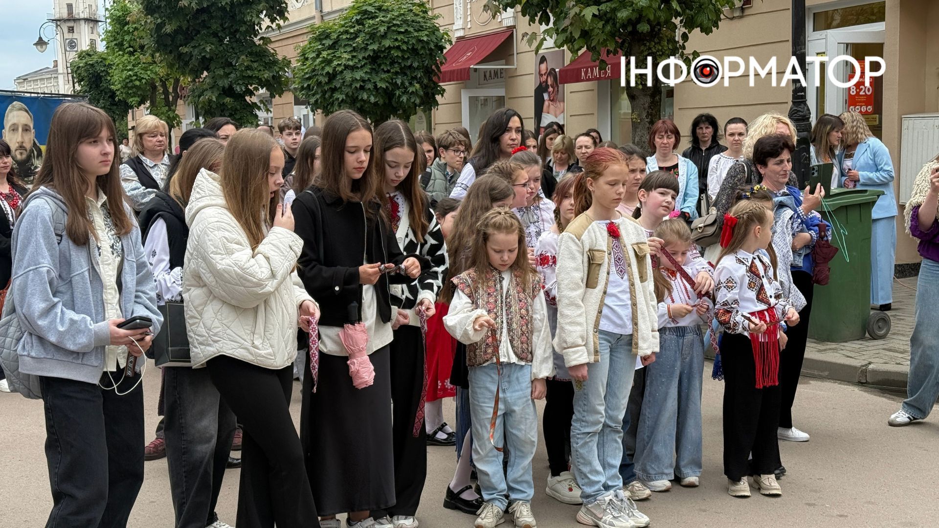 У Коломиї провели флешмоб "Вишита стрічка памʼяті" 9