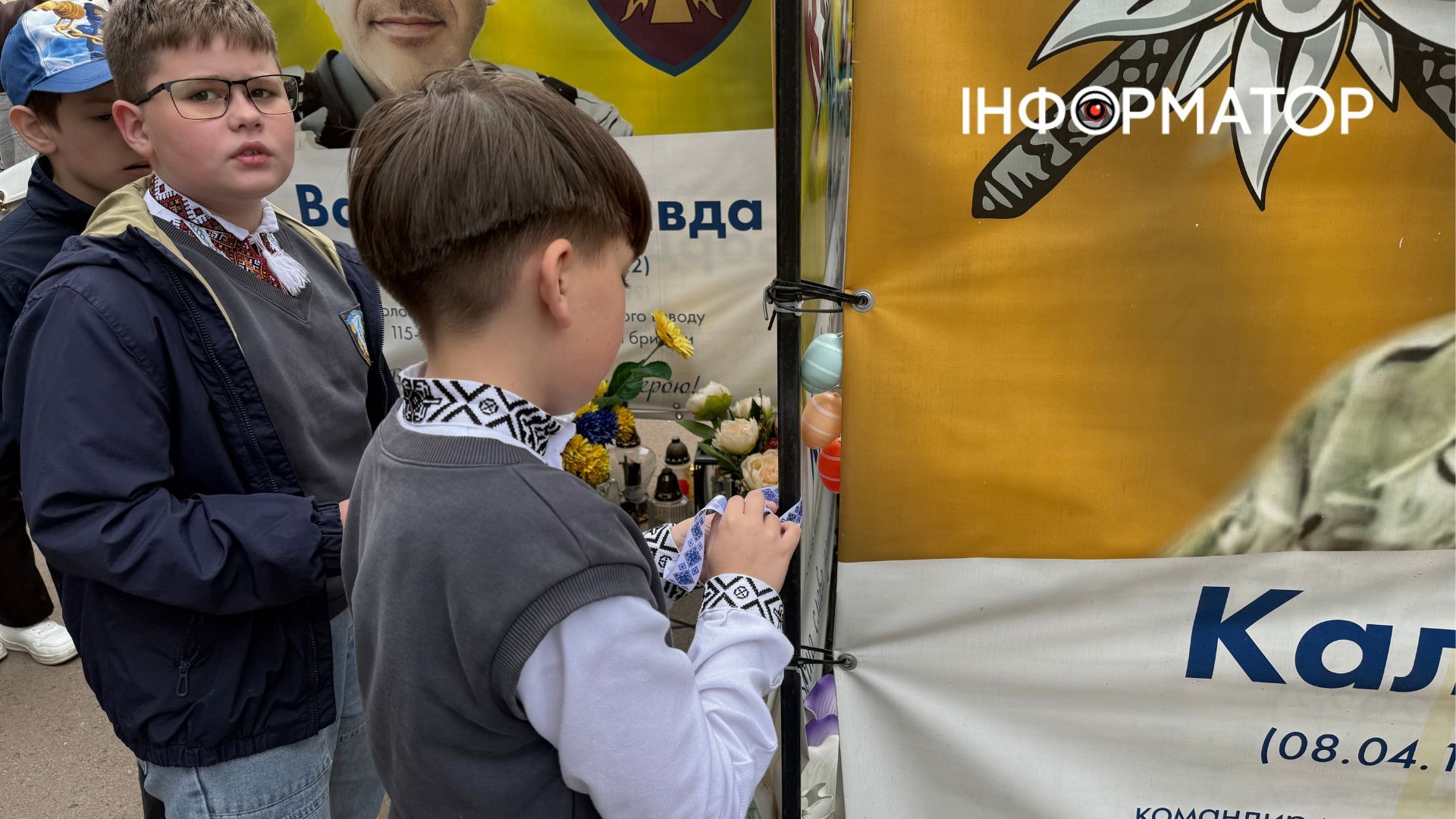 У Коломиї провели флешмоб "Вишита стрічка памʼяті" 10