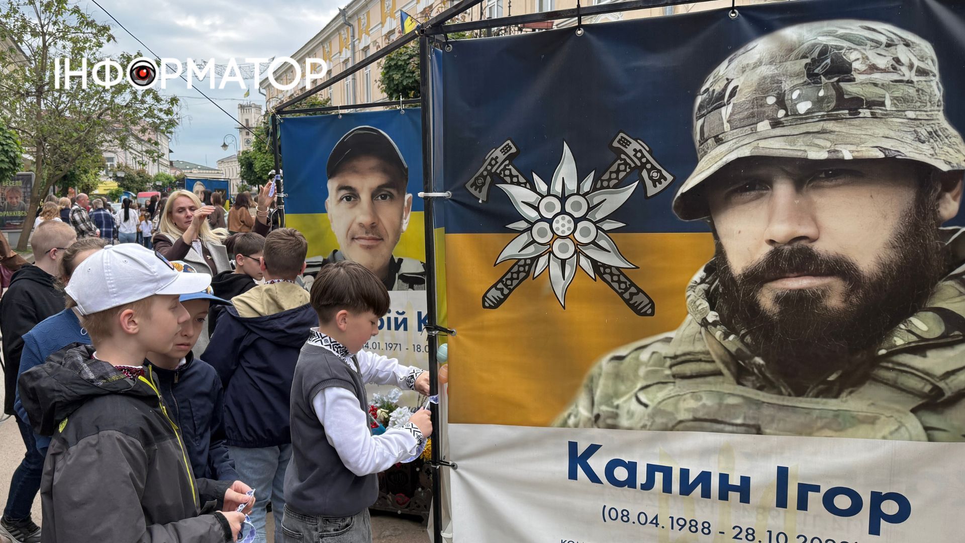 У Коломиї провели флешмоб "Вишита стрічка памʼяті" 11