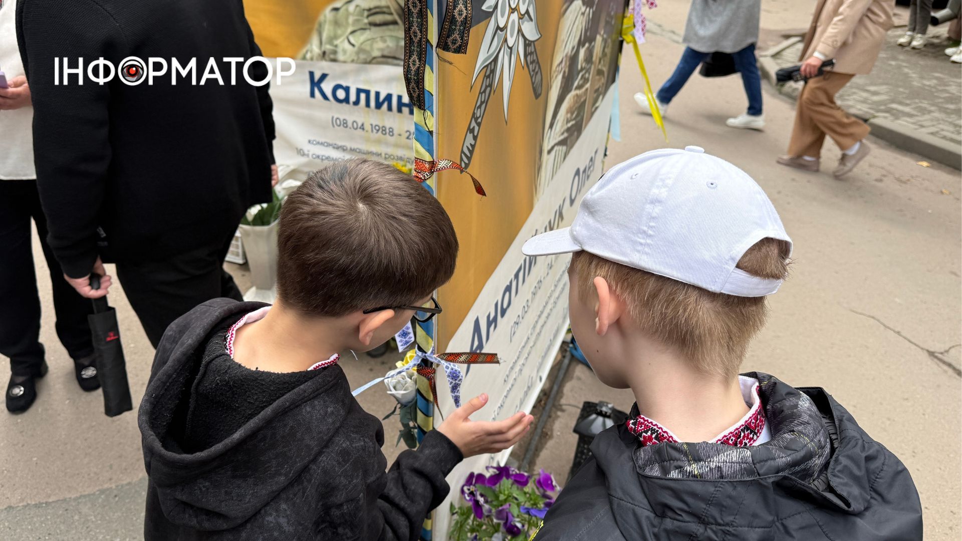 У Коломиї провели флешмоб "Вишита стрічка памʼяті" 13