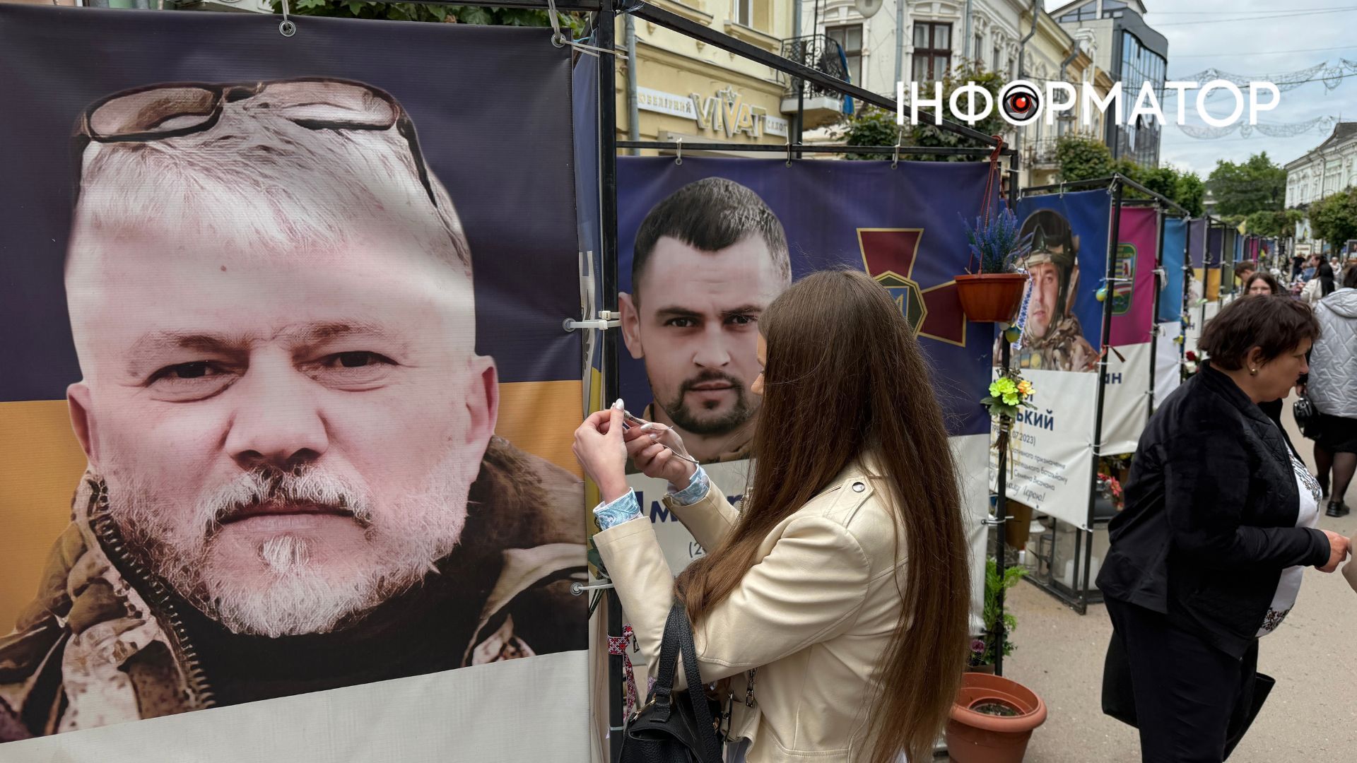 У Коломиї провели флешмоб "Вишита стрічка памʼяті" 17