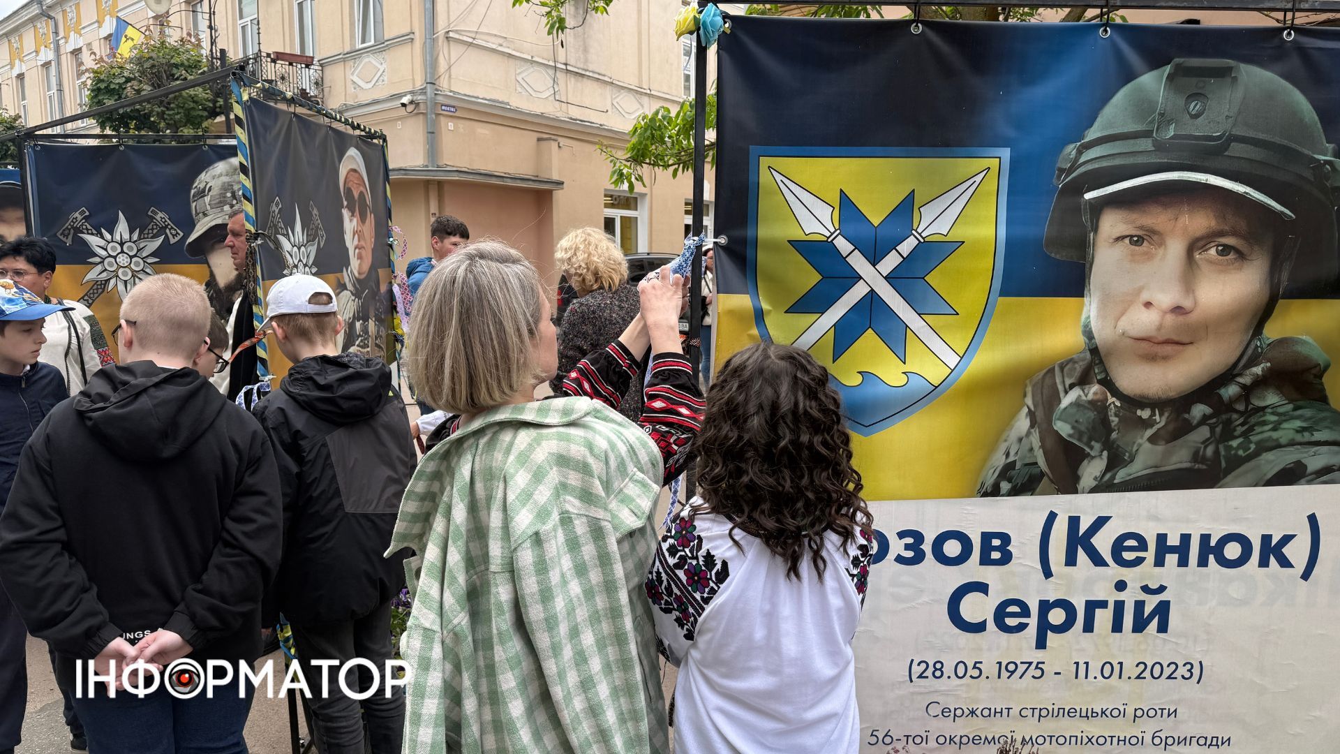 У Коломиї провели флешмоб "Вишита стрічка памʼяті" 16
