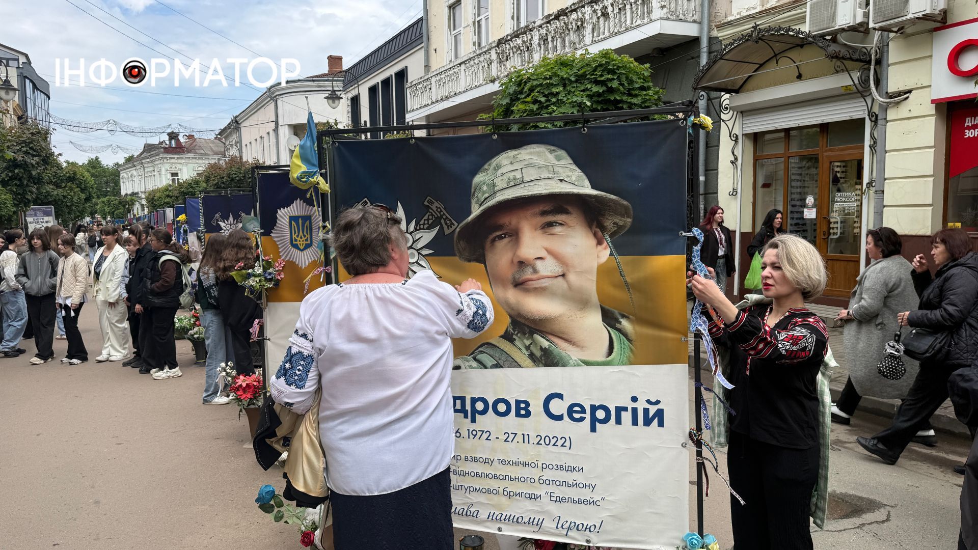 У Коломиї провели флешмоб "Вишита стрічка памʼяті" 15