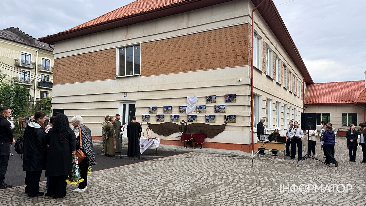 На фасаді ліцею №5 у Коломиї відкрили пам’ятну дошку Олександру Григорціву 2