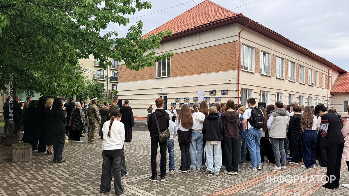 На фасаді ліцею №5 у Коломиї відкрили пам’ятну дошку Олександру Григорціву 6