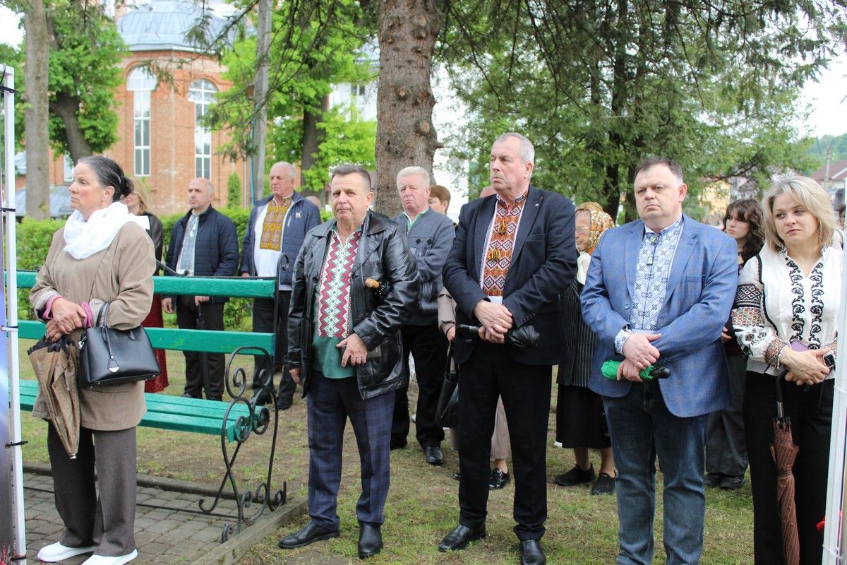 У Делятині освятили банери полеглим захисникам 10