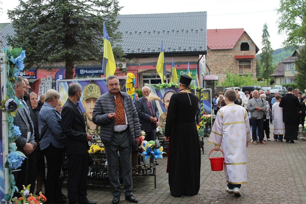 У Делятині освятили банери полеглим захисникам 15