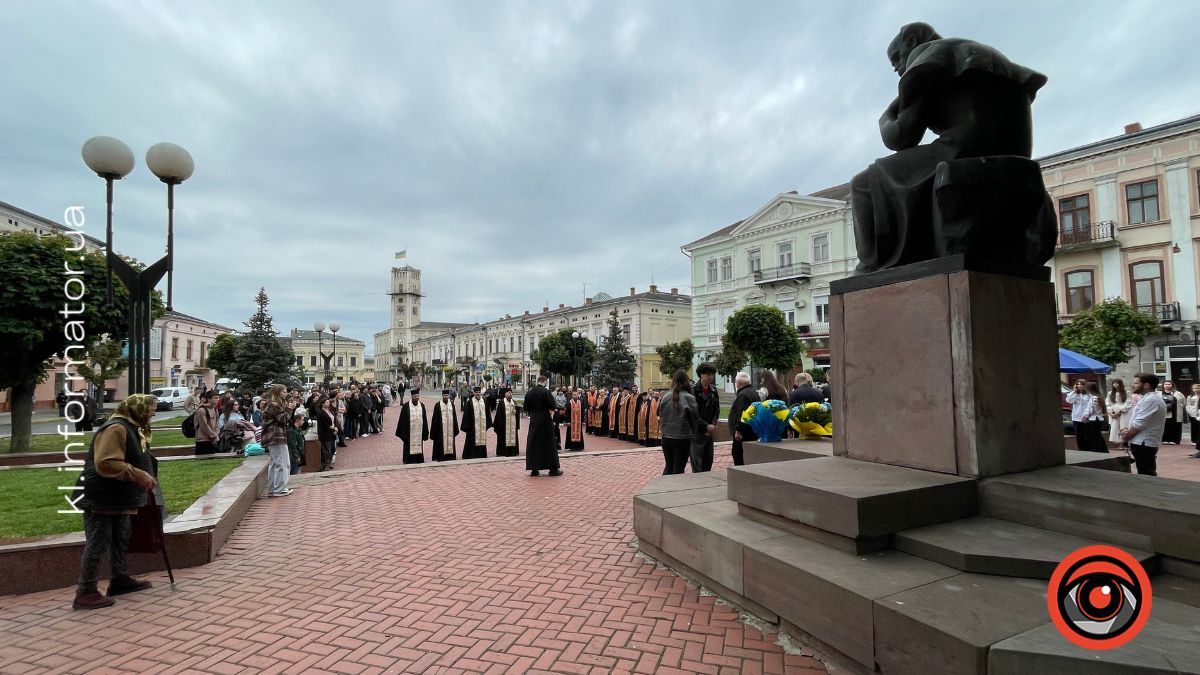 На площі Відродження відбулося віче до річниці перепоховання Кобзаря 1