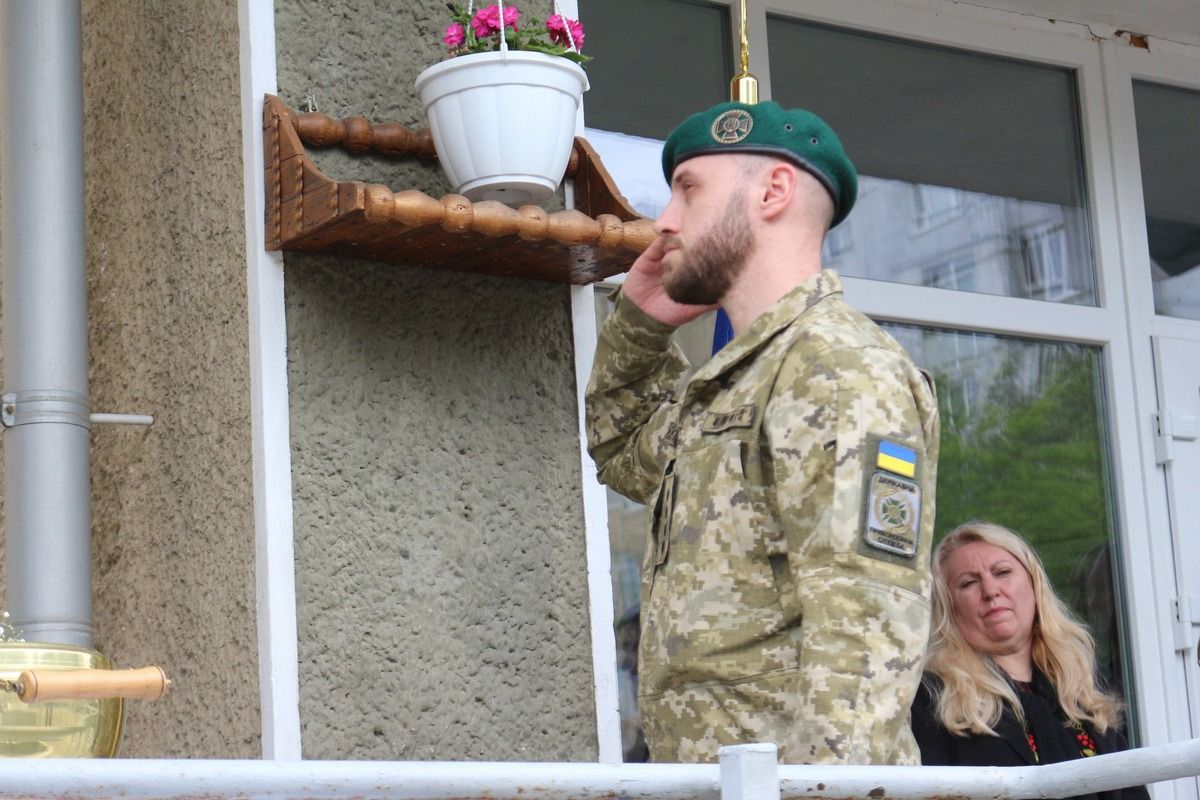 На фасадах шкіл Коломийської громади відкрили меморіальні дошки ще п’ятьом захисникам 8