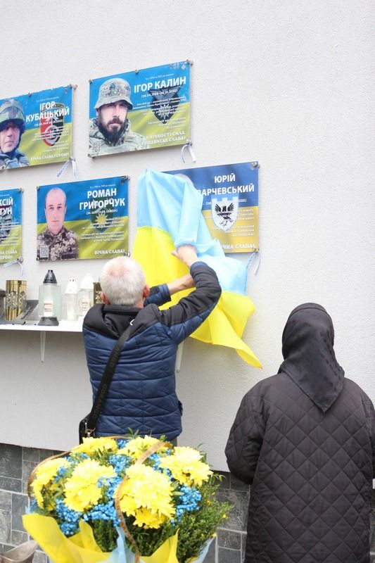 На фасадах шкіл Коломийської громади відкрили меморіальні дошки ще п’ятьом захисникам 10