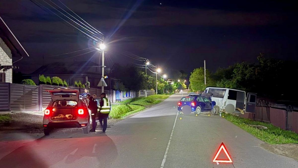 В'їхала в припаркований "Спрінтер": ДТП на Надвірнянщині