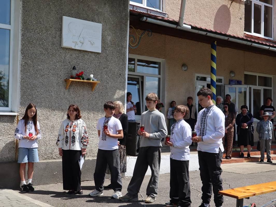 Меморіальною дошкою в Шепарівцях вшанували пам'ять воїна Петра Глека 5