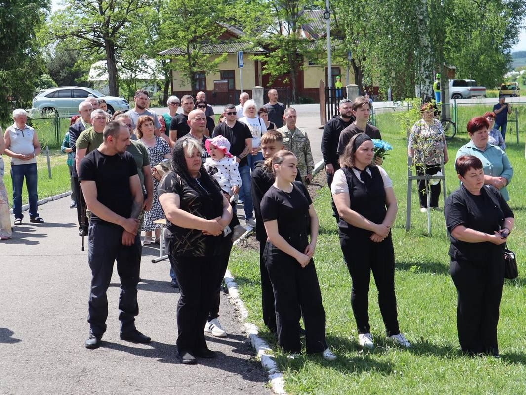 Меморіальною дошкою в Шепарівцях вшанували пам'ять воїна Петра Глека 4