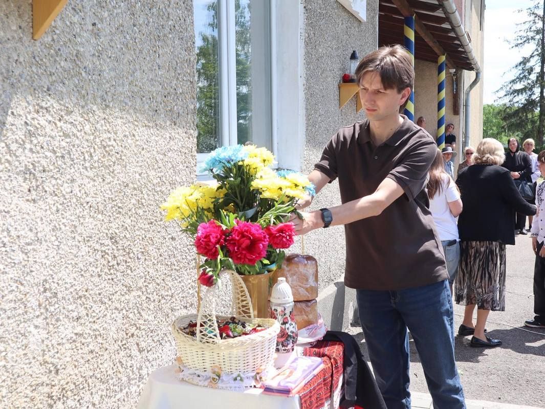 Меморіальною дошкою в Шепарівцях вшанували пам'ять воїна Петра Глека 6