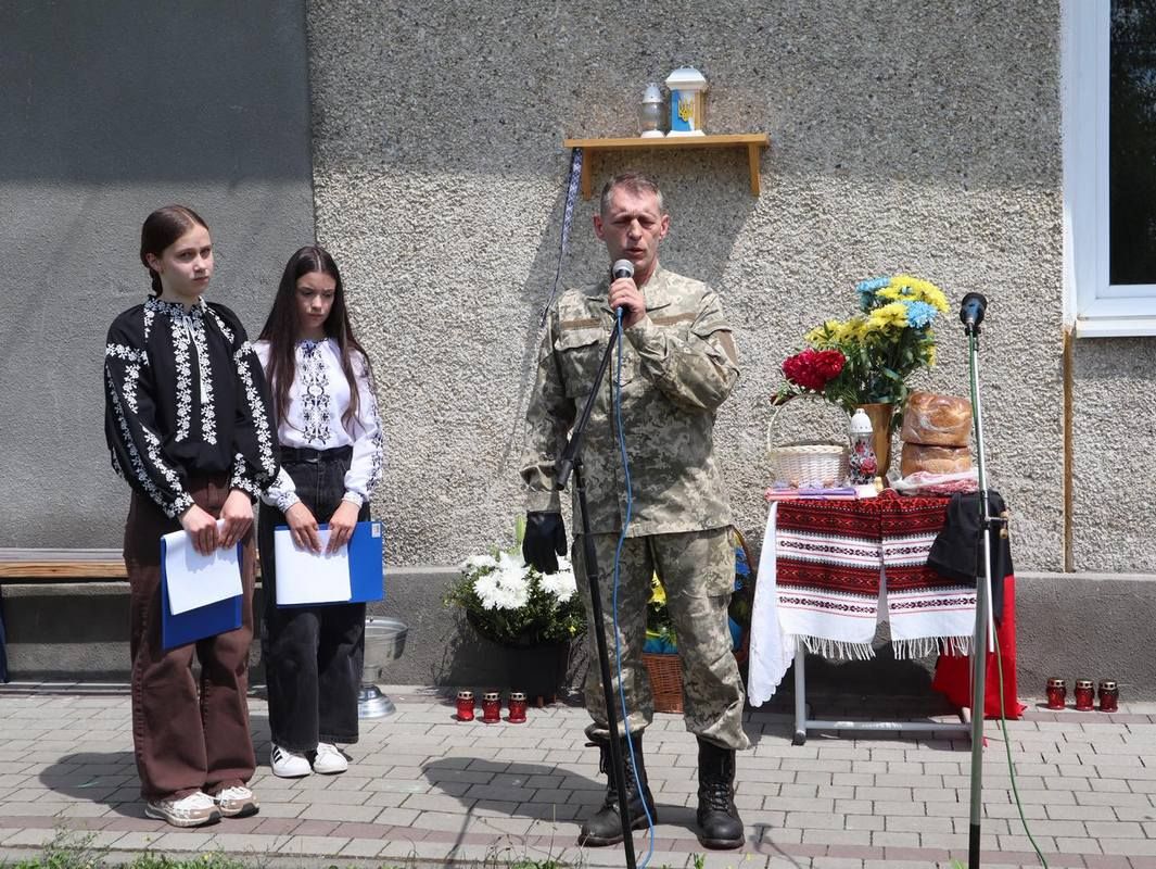 Меморіальною дошкою в Шепарівцях вшанували пам'ять воїна Петра Глека 3