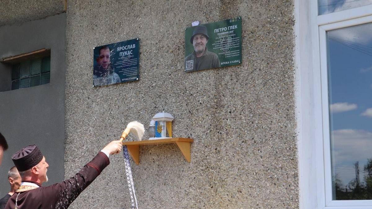 Меморіальною дошкою в Шепарівцях вшанували пам'ять воїна Петра Глека 2