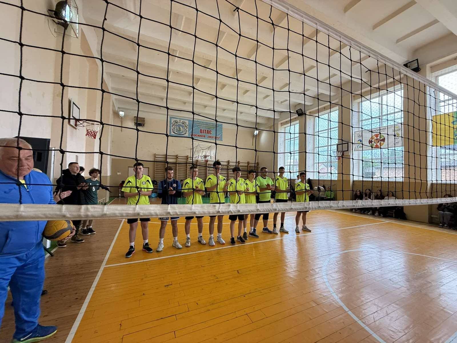 У Коломиї відбувся волейбольний турнір до Дня Героїв 10