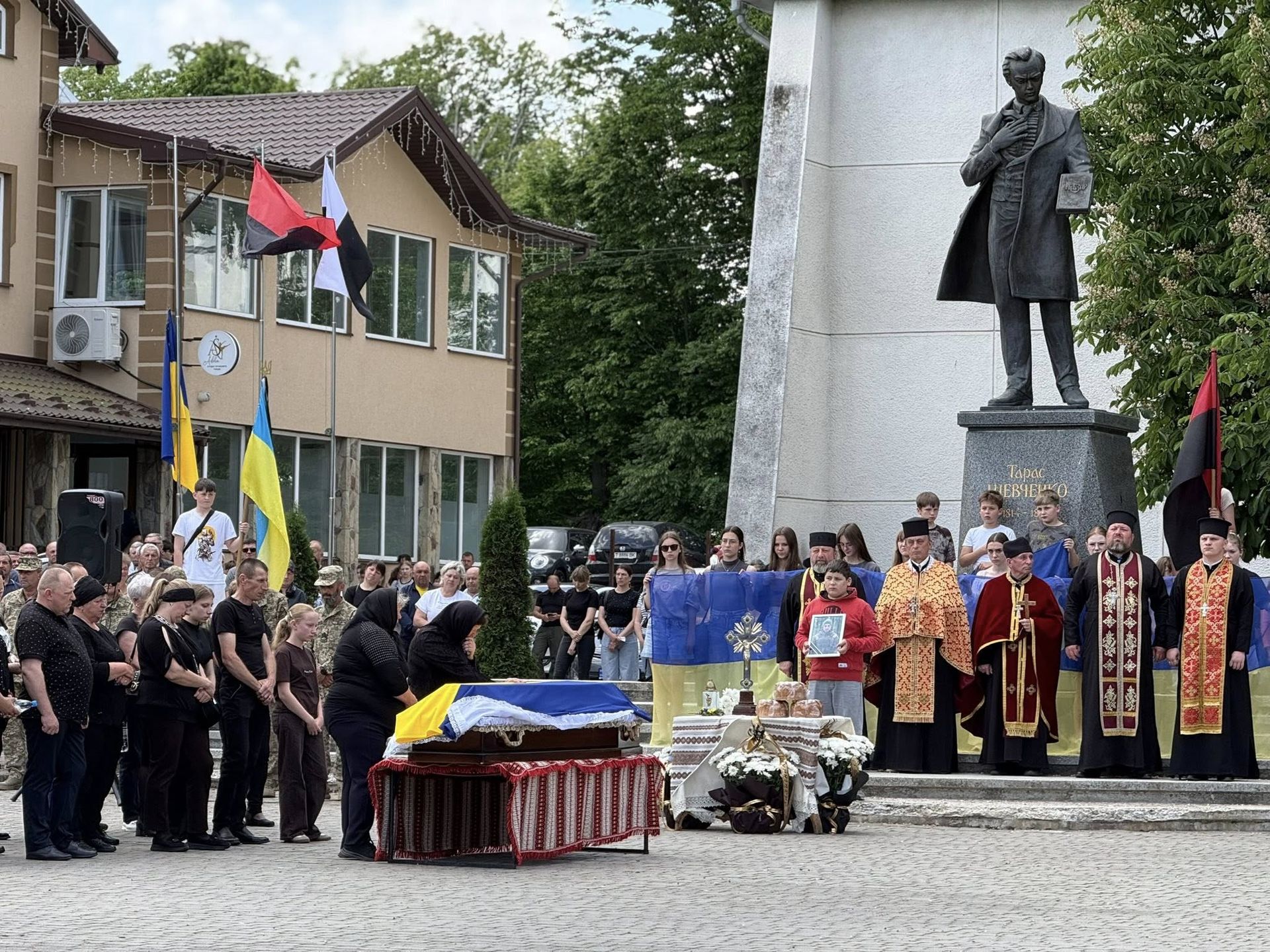 На Коломийщині "на щиті" зустріли загиблого захисника Ігоря Гордого 1