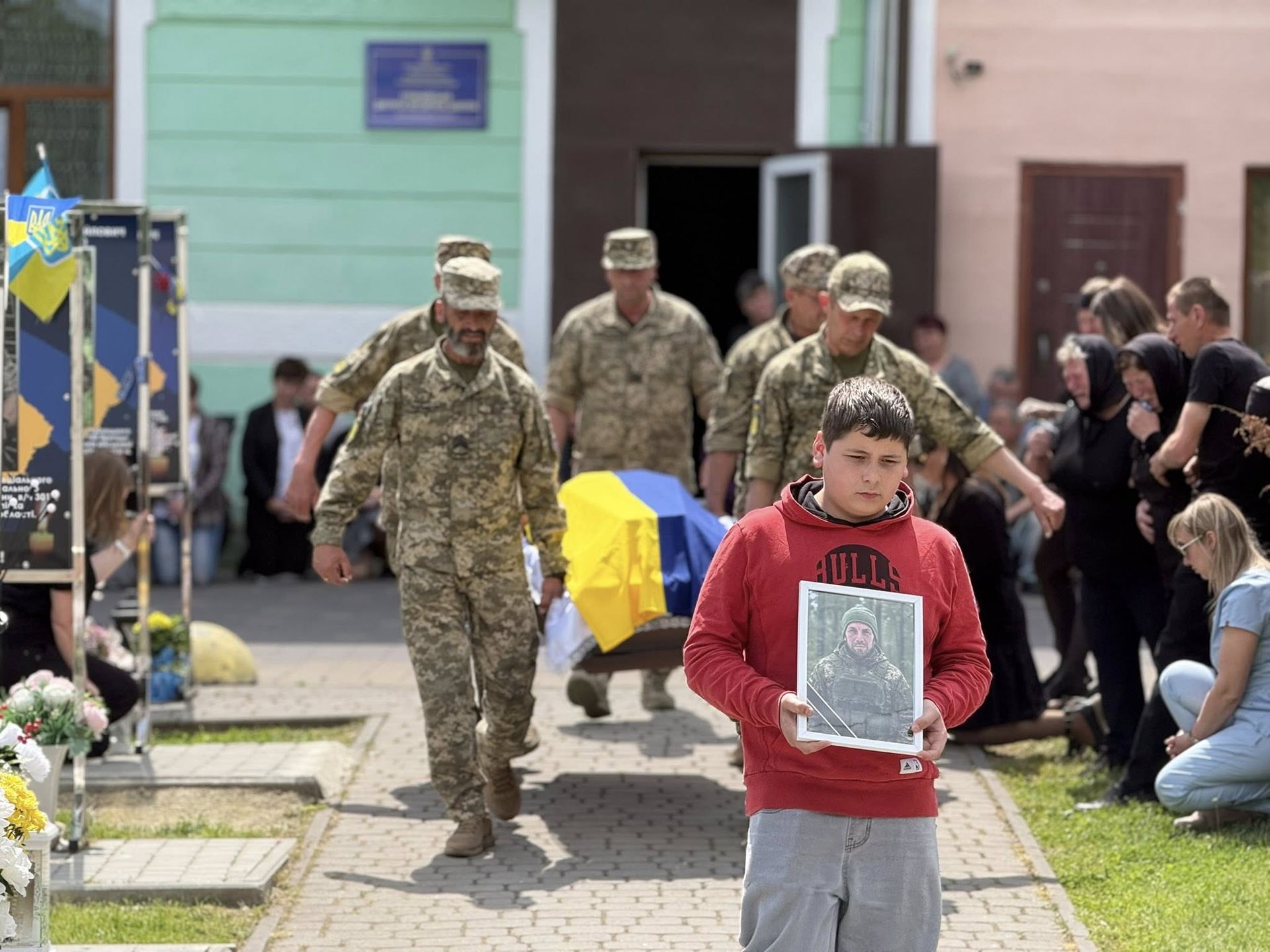 На Коломийщині "на щиті" зустріли загиблого захисника Ігоря Гордого 3