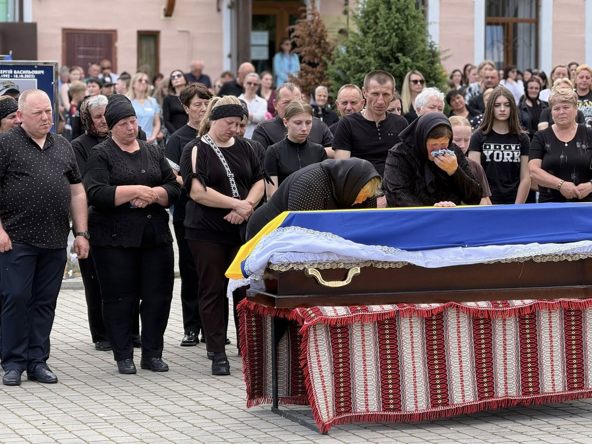 На Коломийщині "на щиті" зустріли загиблого захисника Ігоря Гордого 4