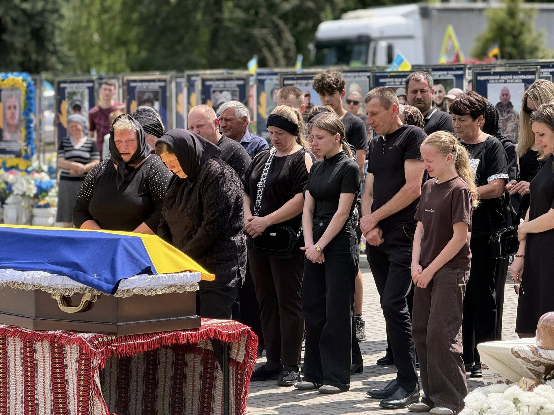 На Коломийщині "на щиті" зустріли загиблого захисника Ігоря Гордого 6
