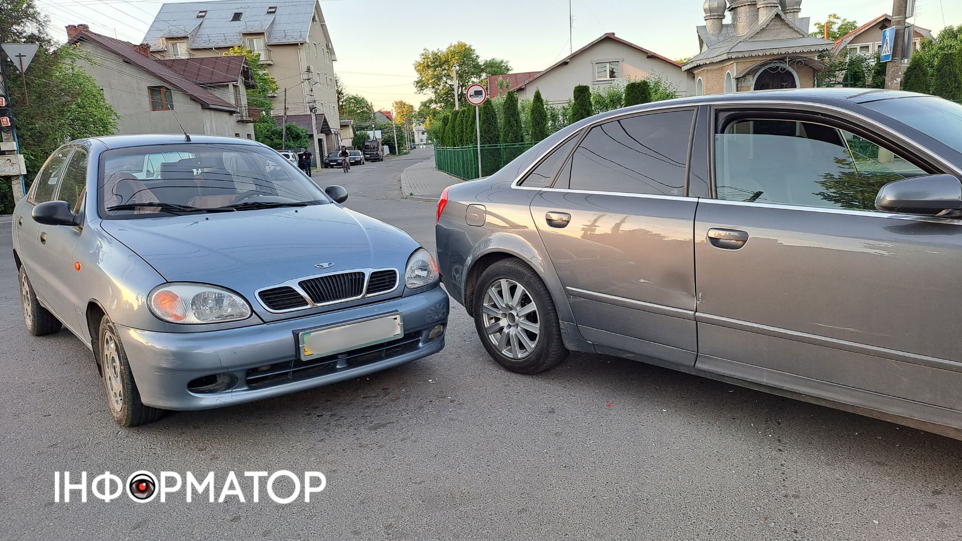 На перехресті вулиць Старицького-Староміська знову не розминулись автівки 2
