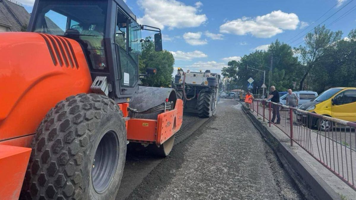 На дорогах Прикарпаття ліквідовують ямковість та оновлюють покриття 1