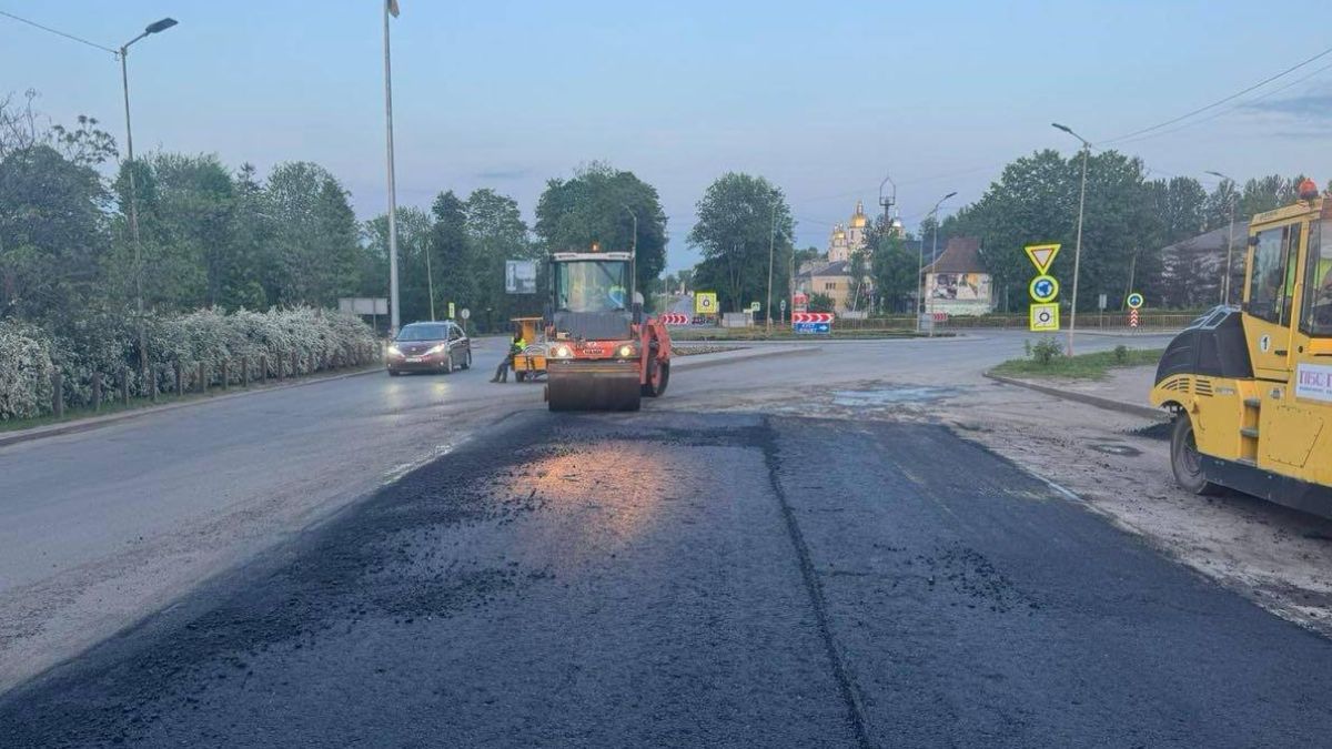 На дорогах Прикарпаття ліквідовують ямковість та оновлюють покриття 2