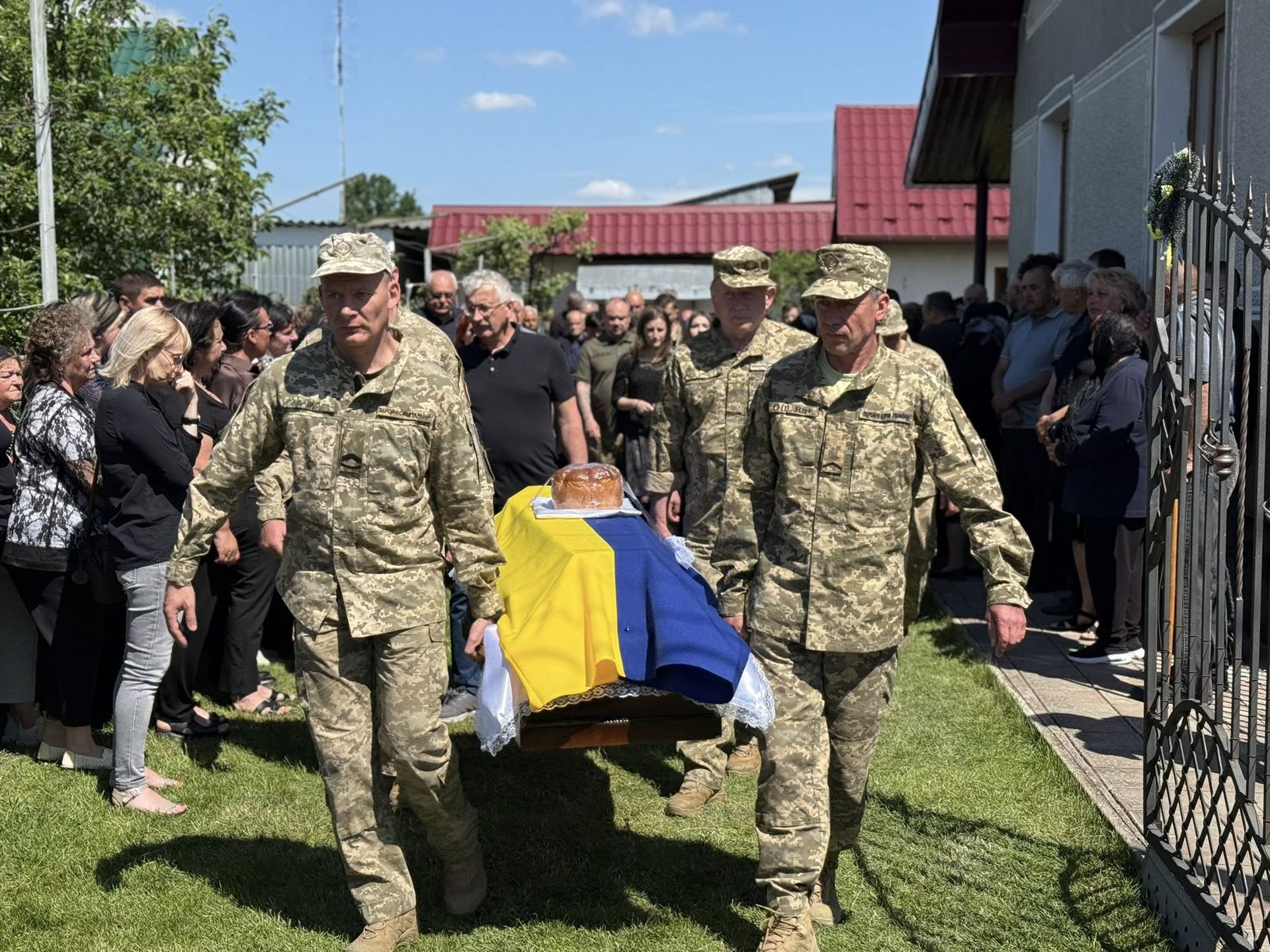 В Отинійській громаді попрощались із загиблим захисником Ігорем Гордим 1