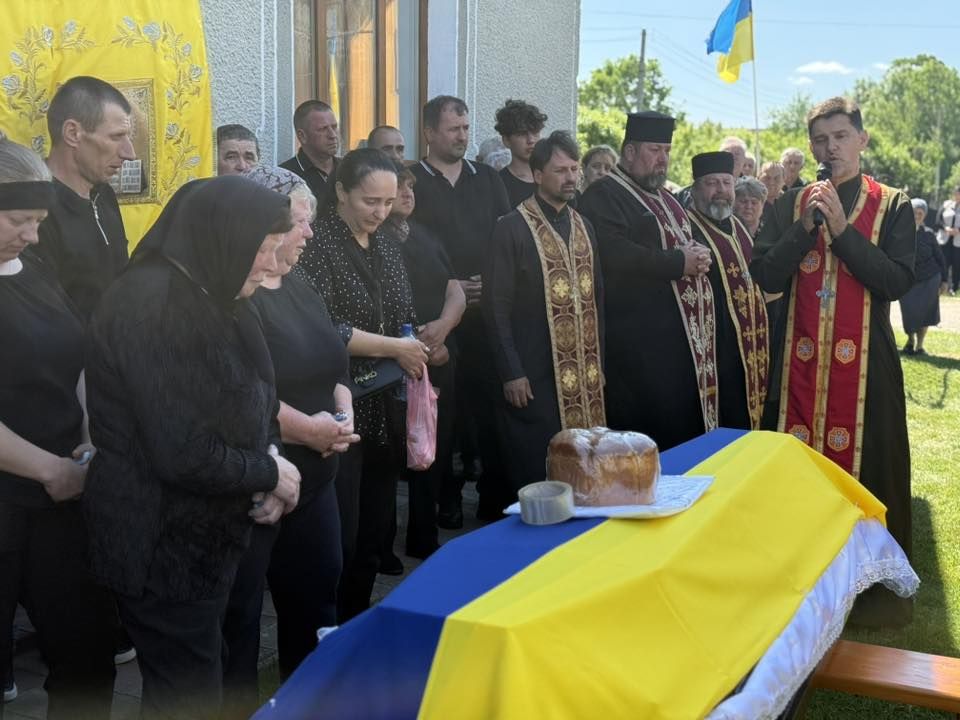 В Отинійській громаді попрощались із загиблим захисником Ігорем Гордим 2