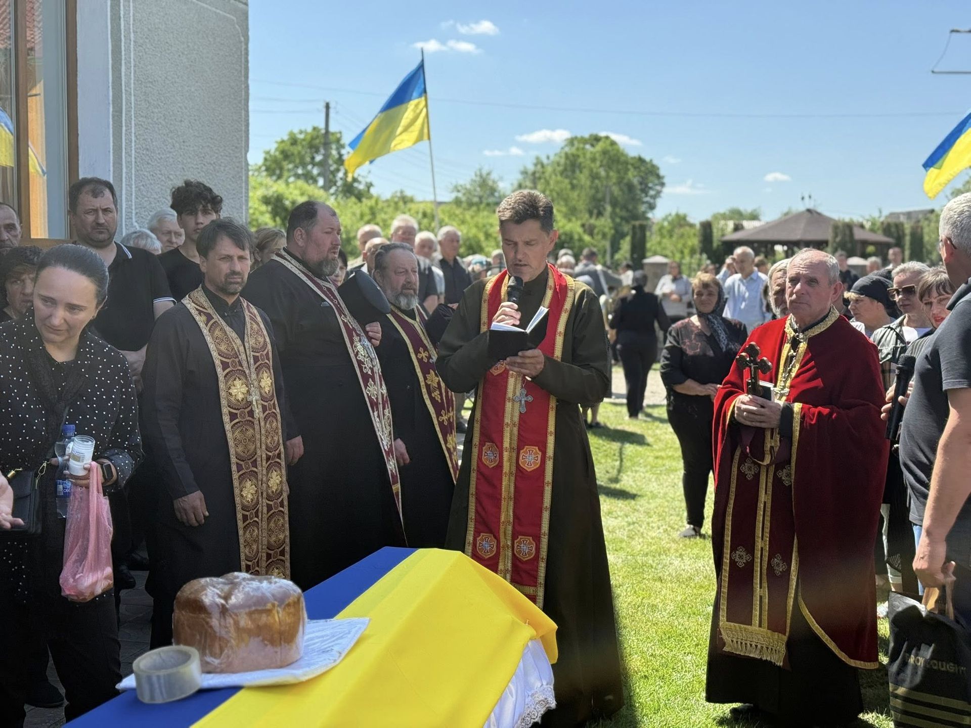 В Отинійській громаді попрощались із загиблим захисником Ігорем Гордим 5