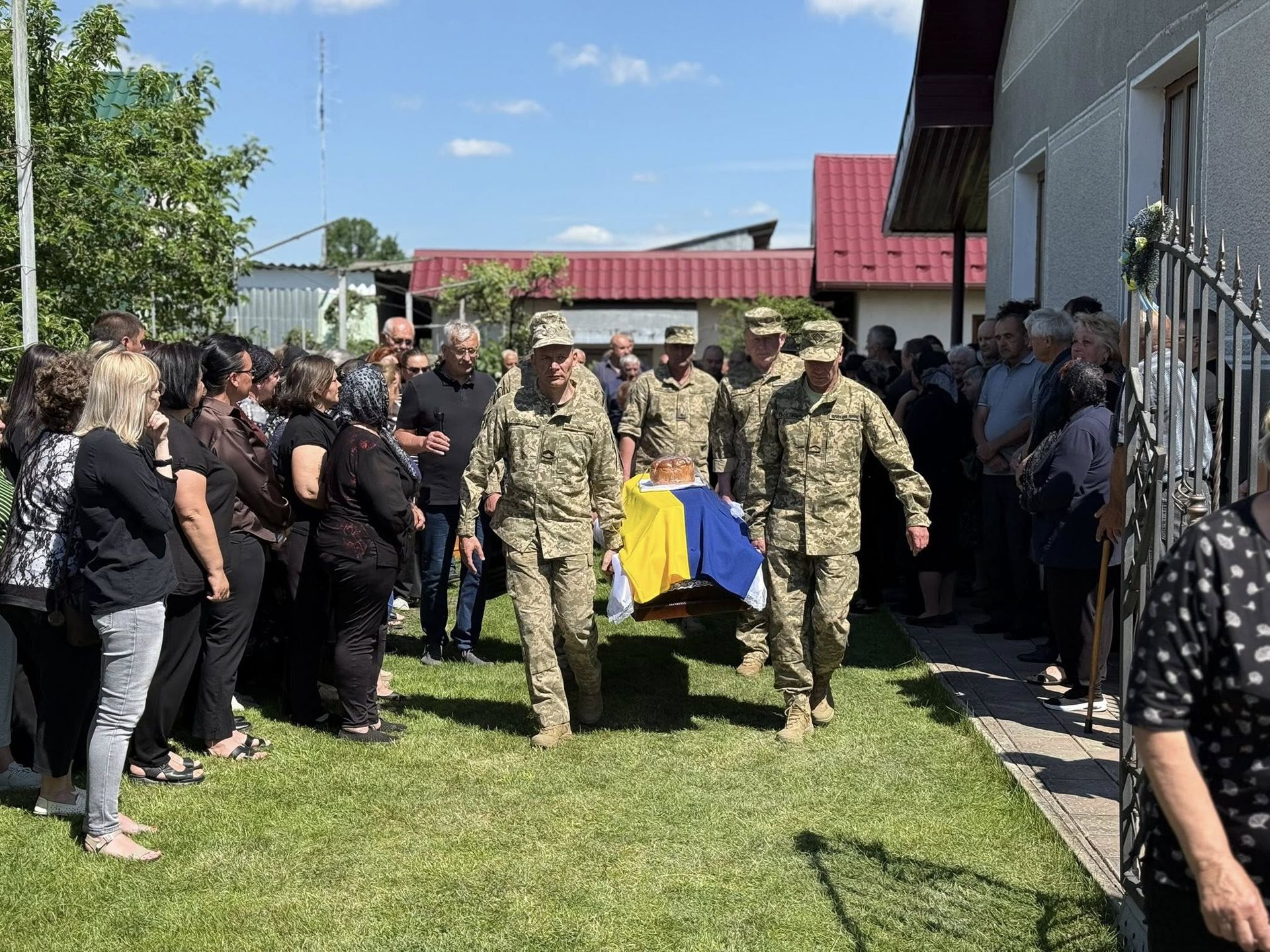 В Отинійській громаді попрощались із загиблим захисником Ігорем Гордим 7