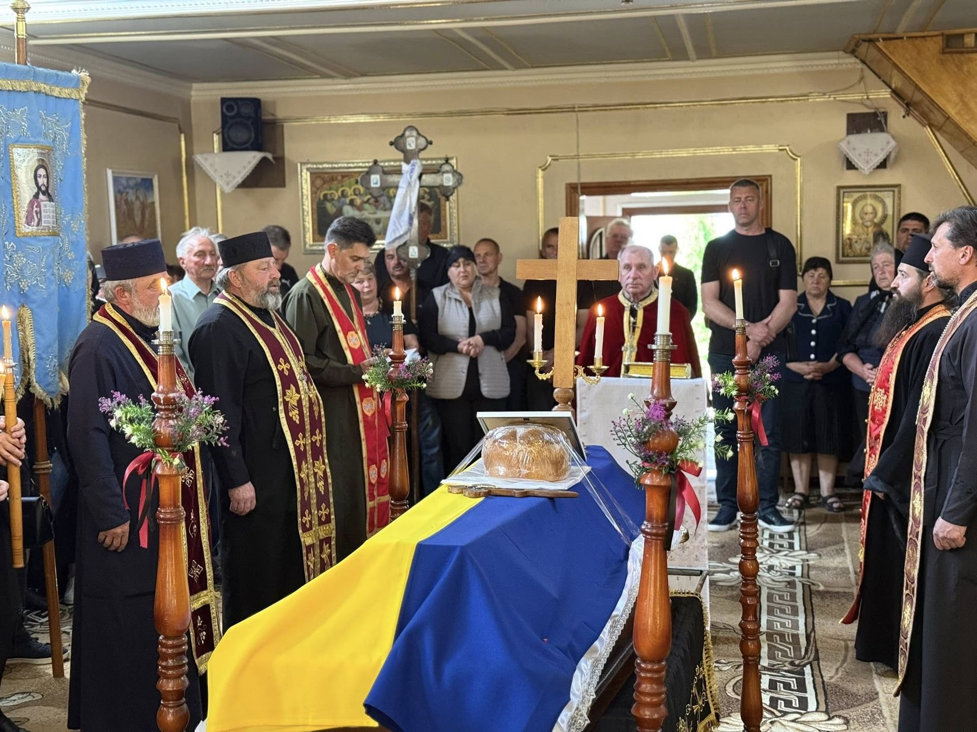 В Отинійській громаді попрощались із загиблим захисником Ігорем Гордим 15