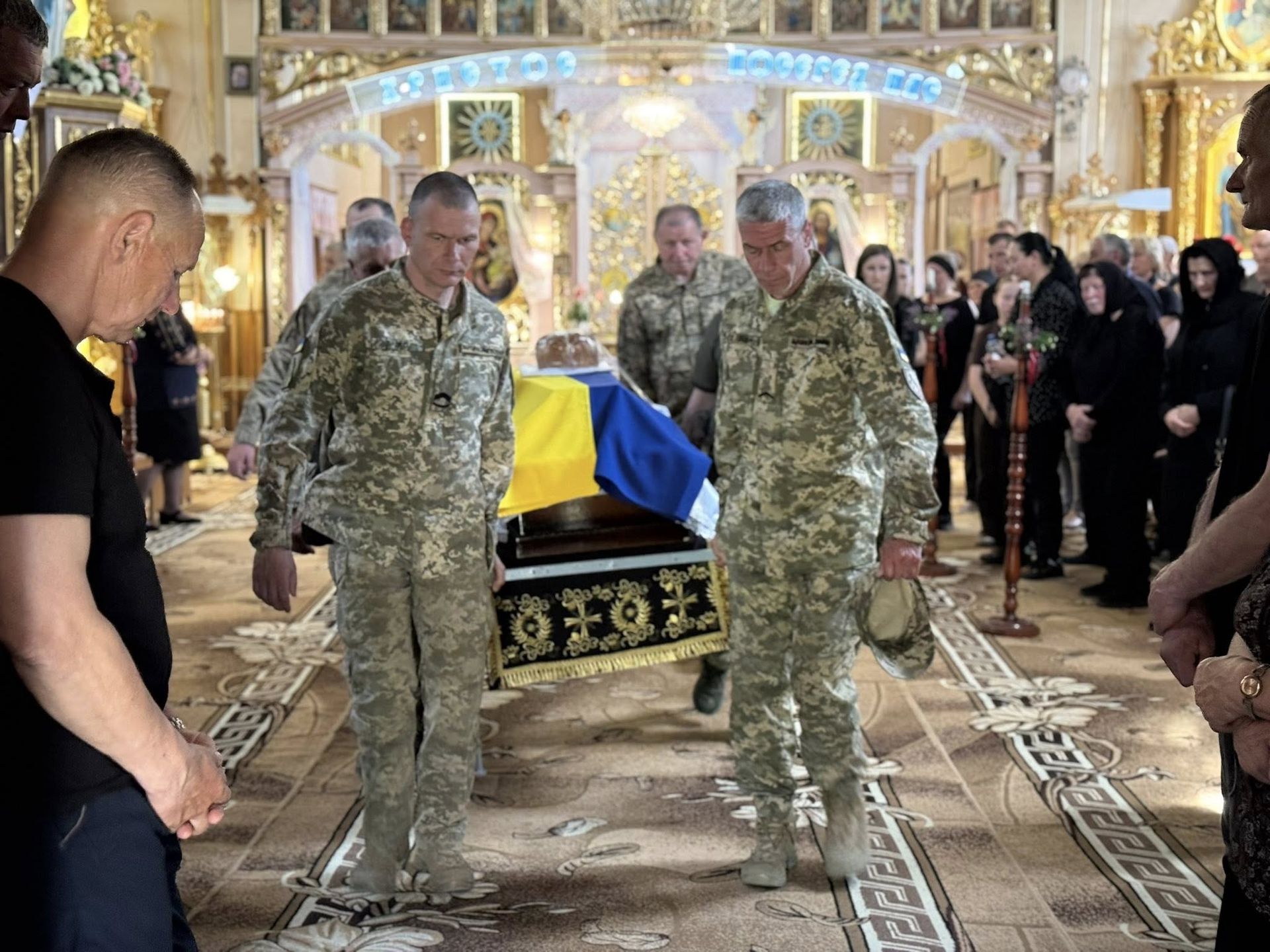 В Отинійській громаді попрощались із загиблим захисником Ігорем Гордим 16