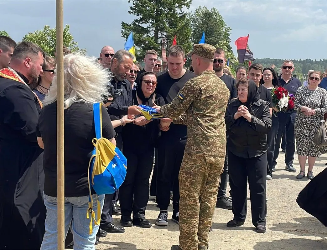 Надвірна провела в останню дорогу полеглого Героя Романа Возного 11