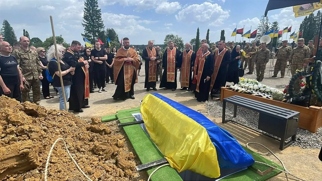 Надвірна провела в останню дорогу полеглого Героя Романа Возного 12