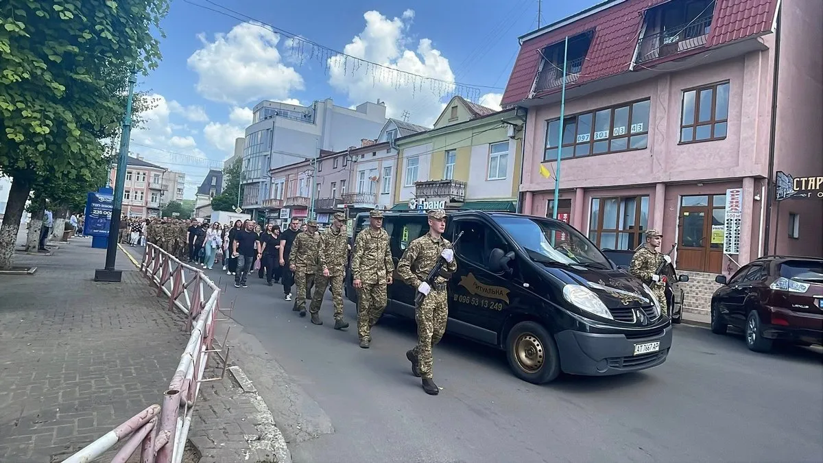 Надвірна провела в останню дорогу полеглого Героя Романа Возного 4