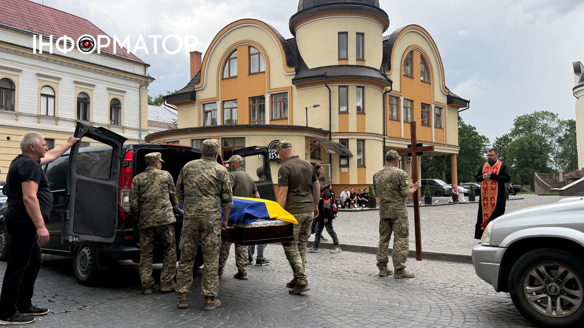 До Коломиї "на щиті" повернувся захисник Євген Морозов 4